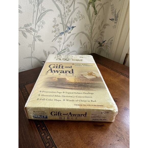 1983 Holy Bible New King James Version with Gift and Award Thomas Nelson NEW - Picture 2 of 6